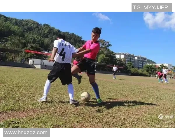 一丝下挂的足球宝贝在绿茵场上舞动青春的魅力与激情